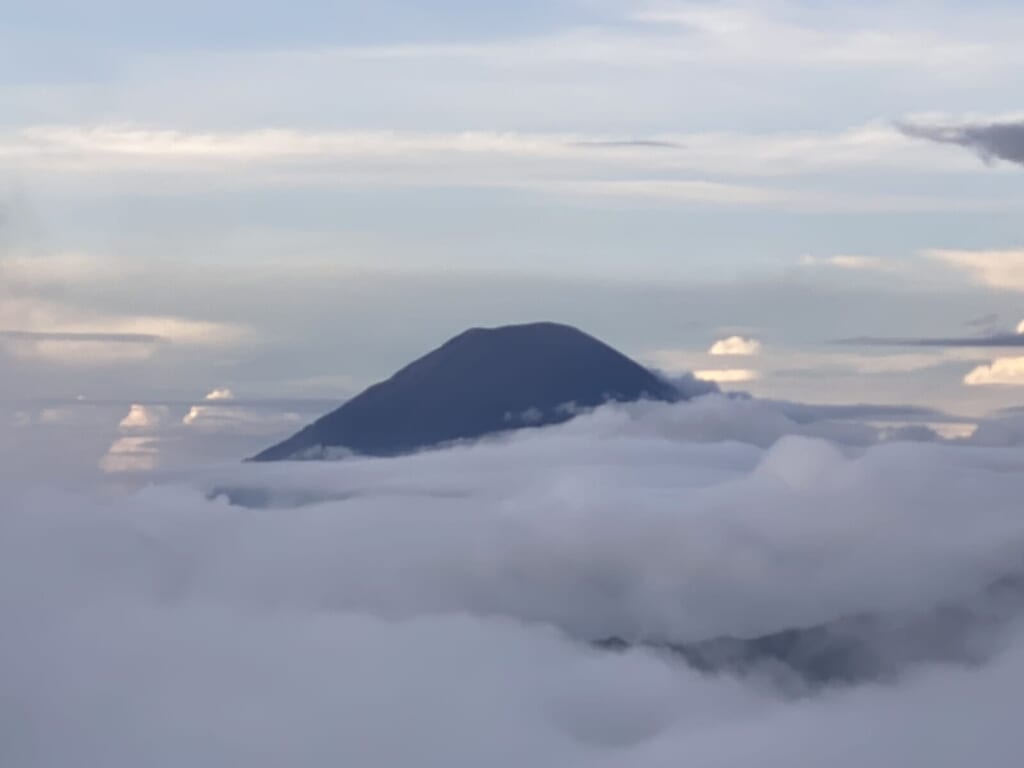 雲海に浮かぶスメル山