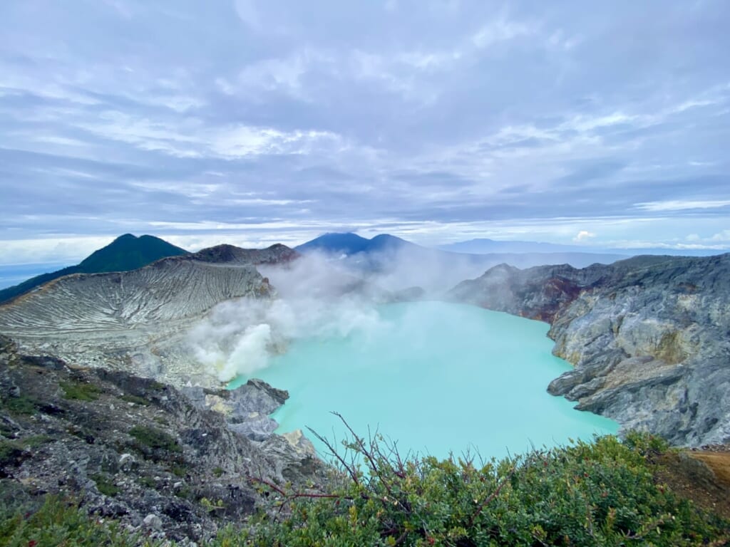 火口湖の全景