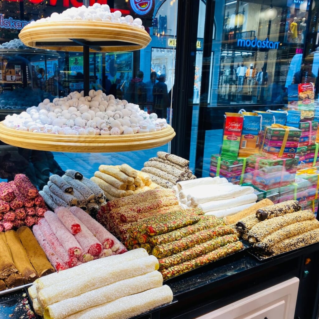 ロクムなどが並ぶお菓子屋さん