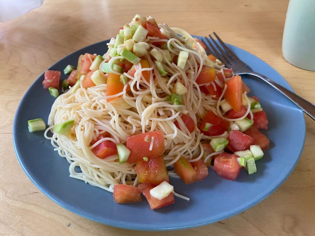 宿のキッチンで作ったトマトのパスタ