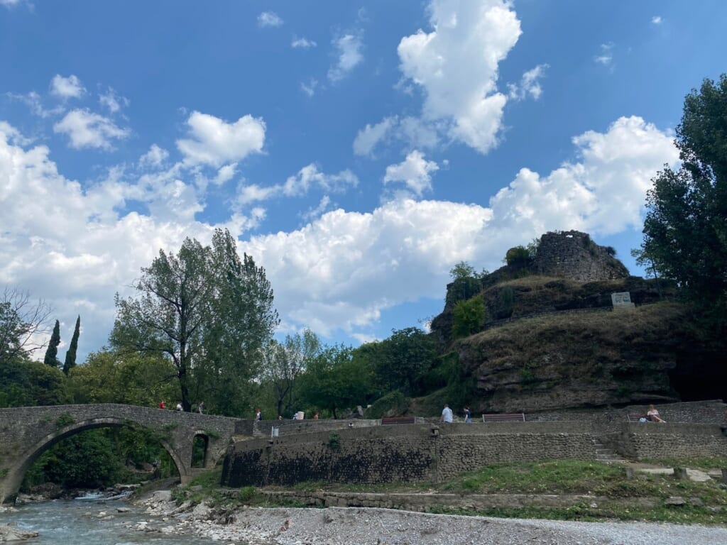 モラチャ川の川原と石橋