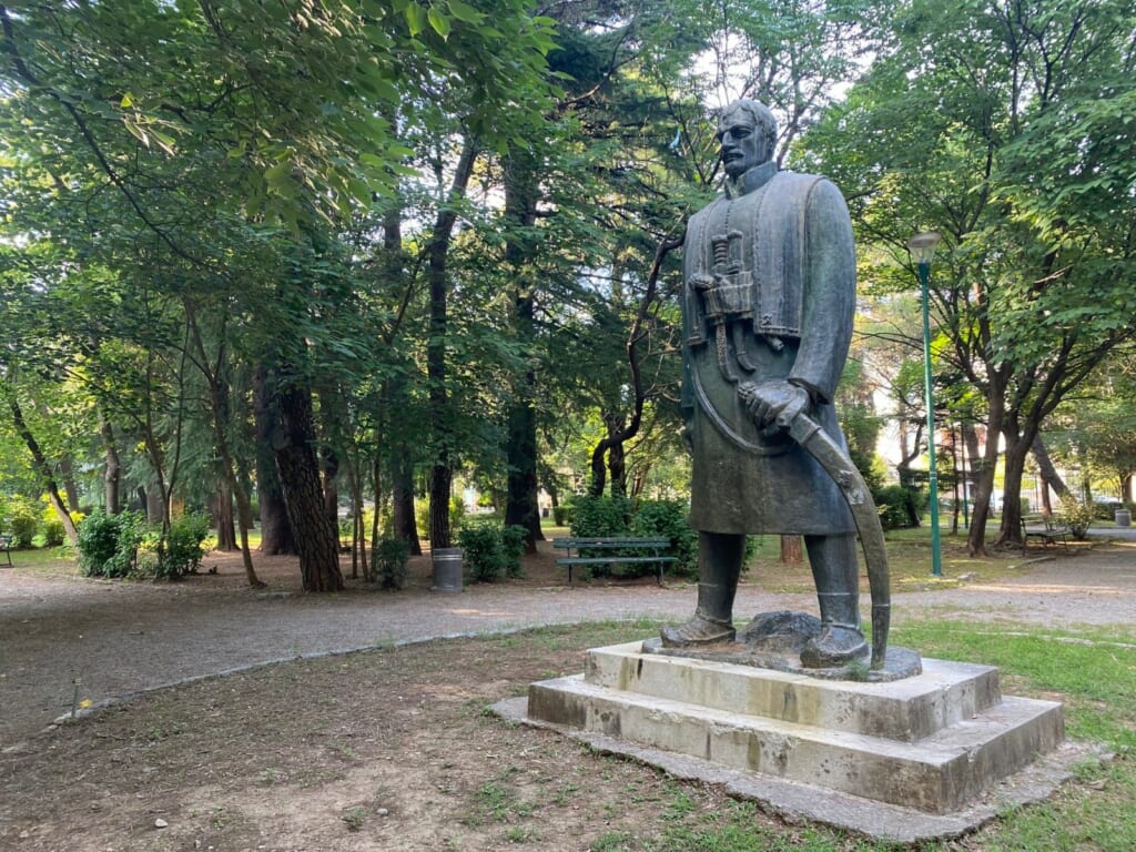 公園に立つ銅像