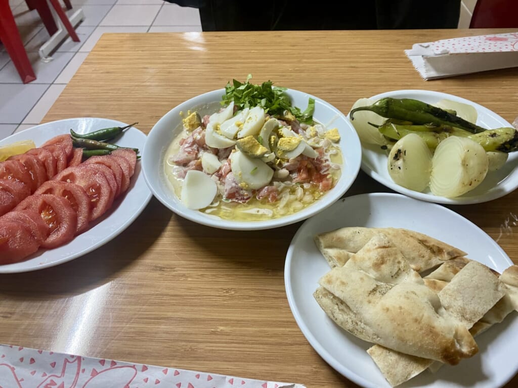 アンタルヤ名物のピヤズと生野菜、パン
