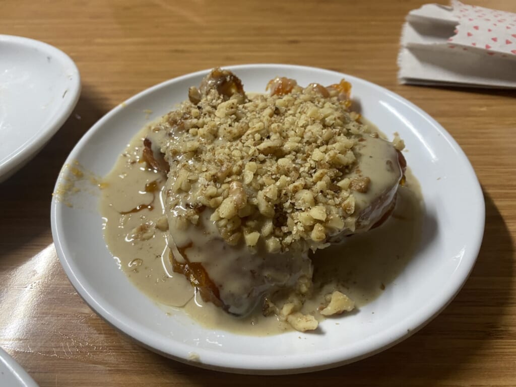 タヒニとくるみをかけたかぼちゃのデザート
