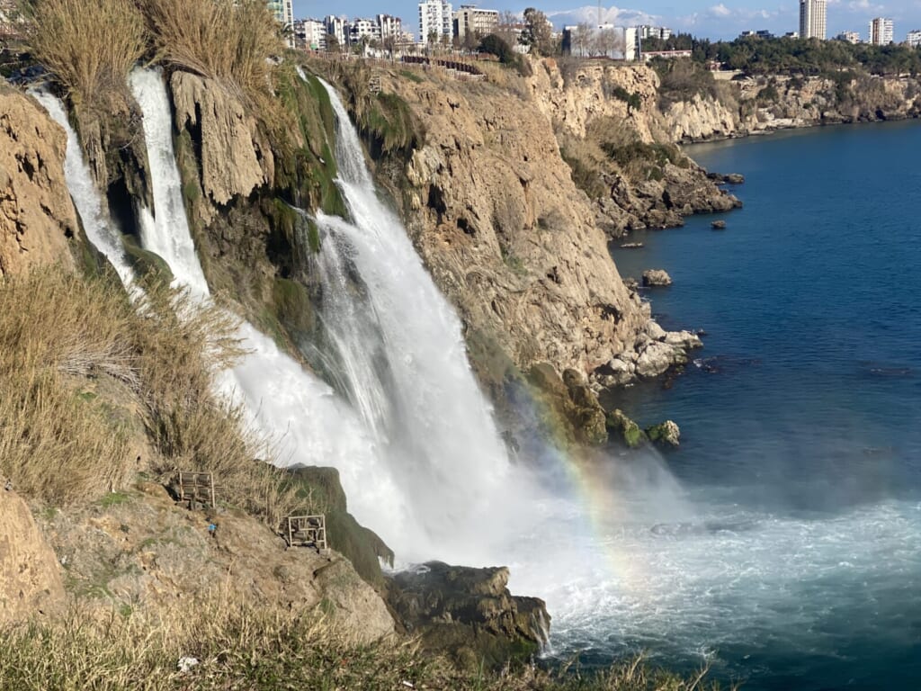 海に流れ落ちるデューデンの滝（下流）と虹