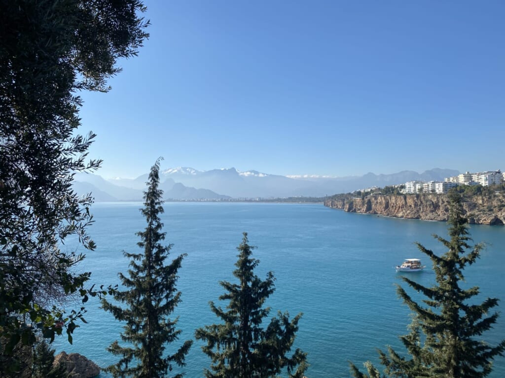 崖と地中海、遠くの山々を望むアンタルヤの絶景