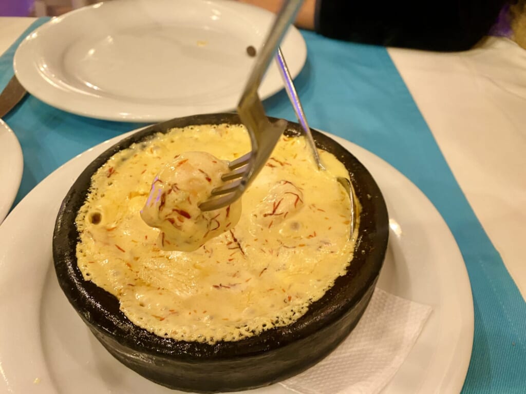 サフラン入りのエビの土鍋焼き