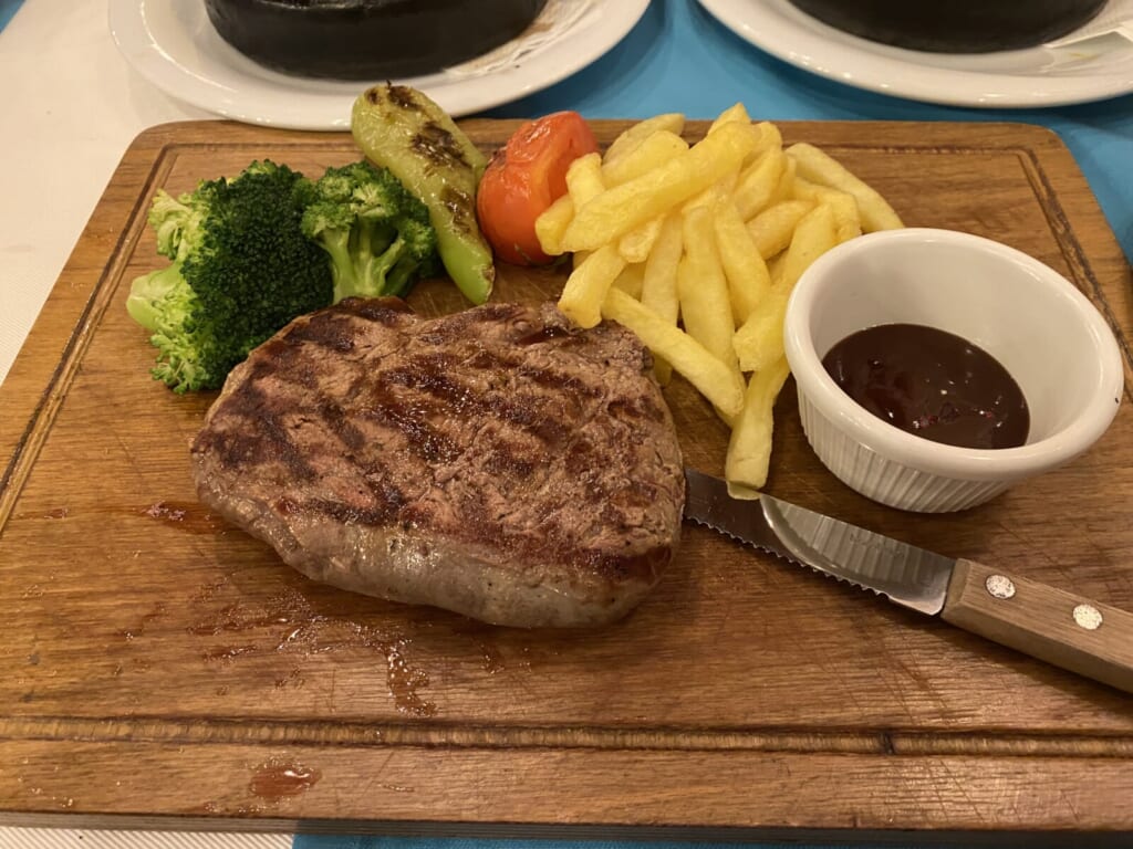 付け合わせのポテトと野菜がのったステーキ