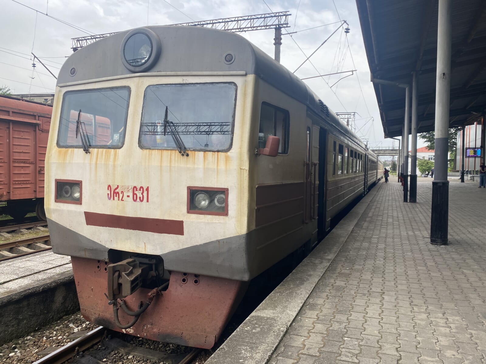 クタイシからバトゥミへ向かうローカル列車の白い車体