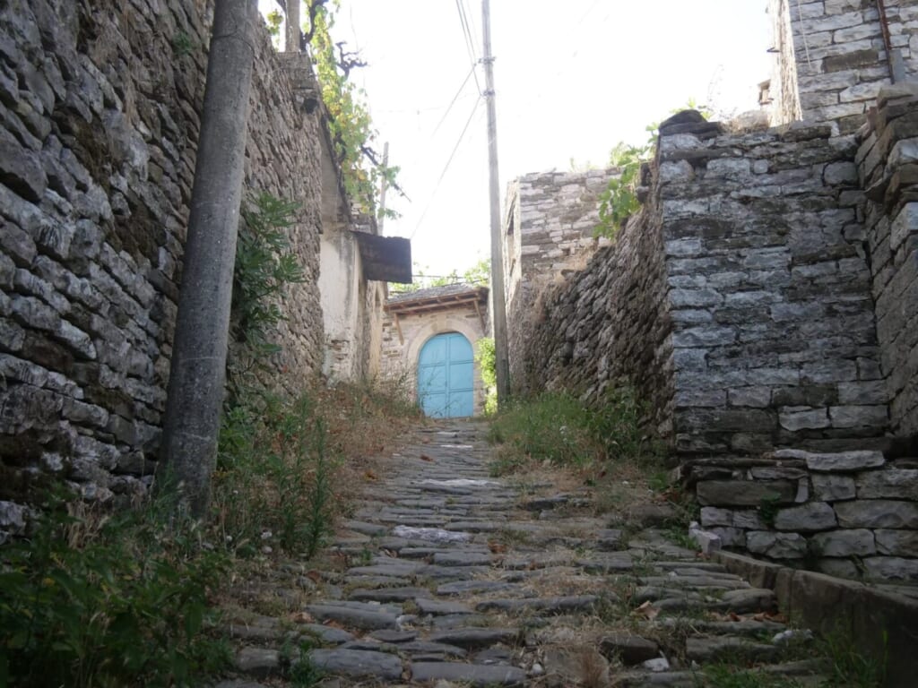 石壁に囲まれた細い路地