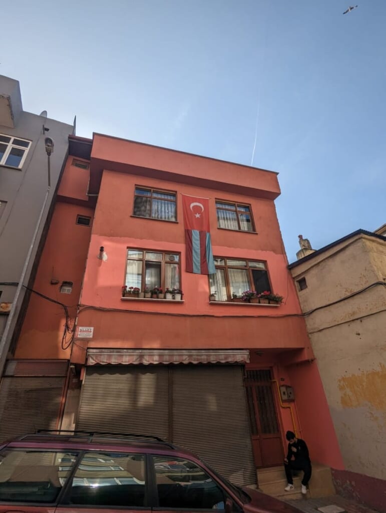 旧市街の赤い建物