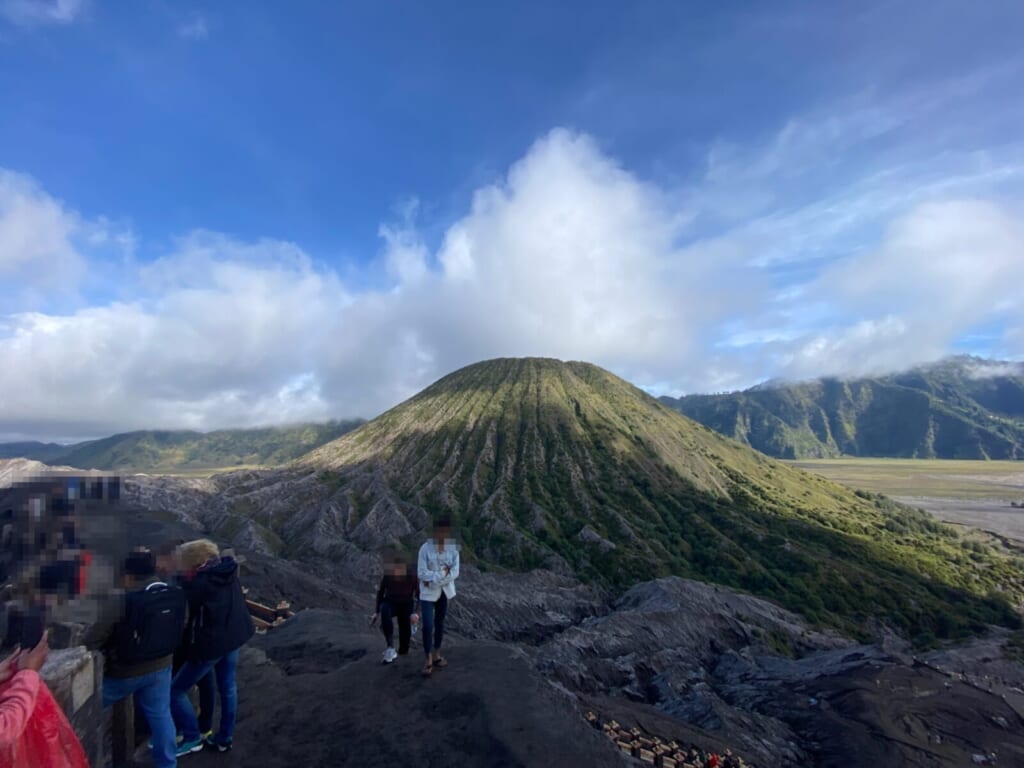 ブロモ山の火口から見たバトック山