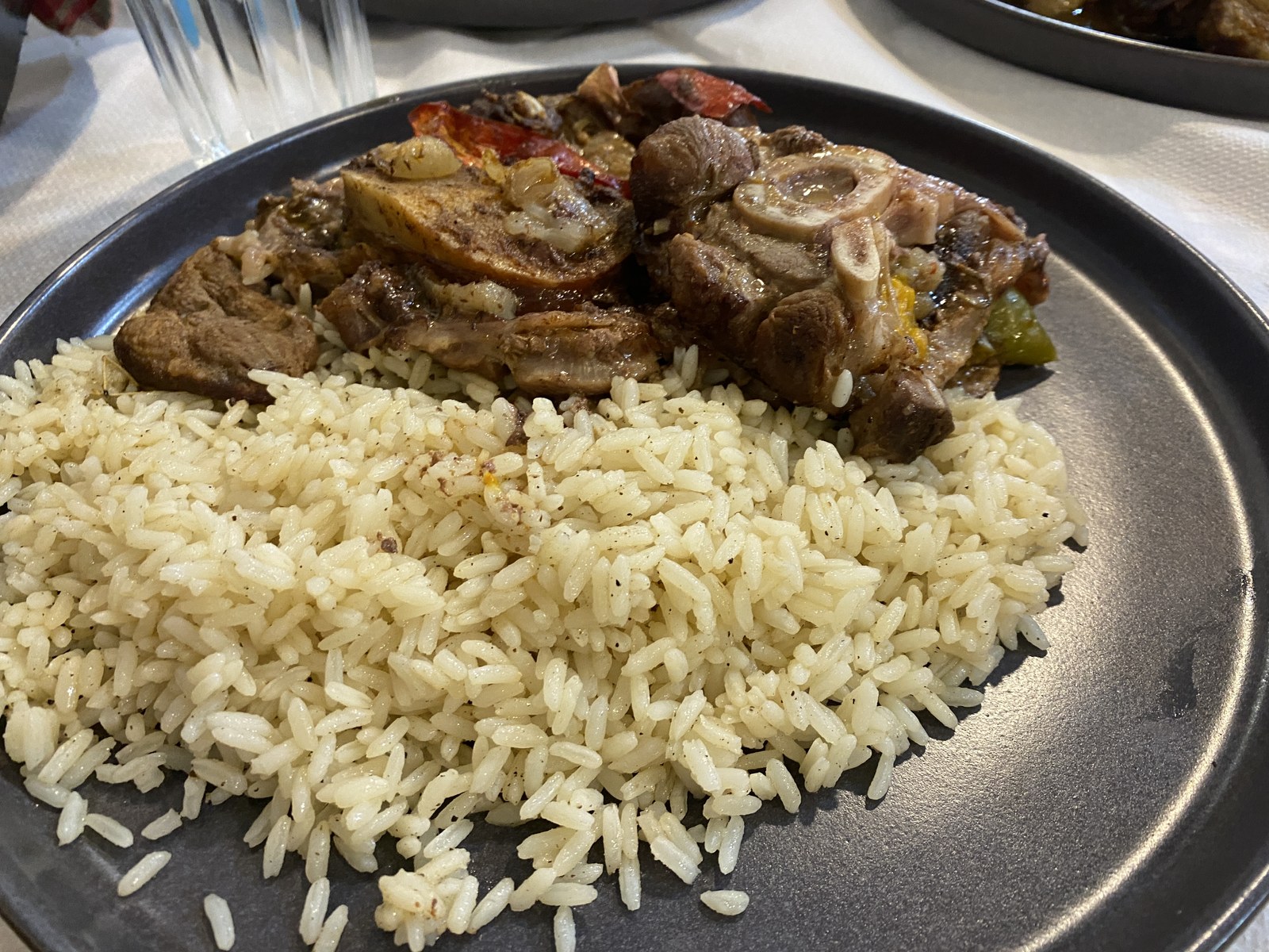 肉とライスのプレートとワイン