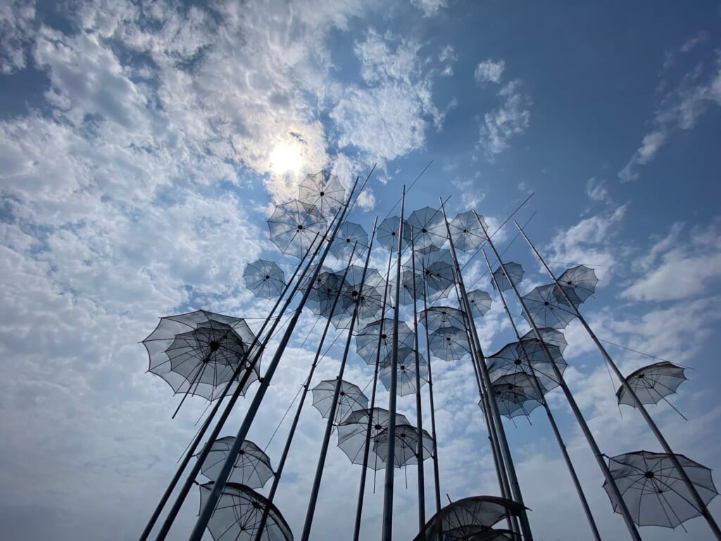 空に舞う傘のモニュメント