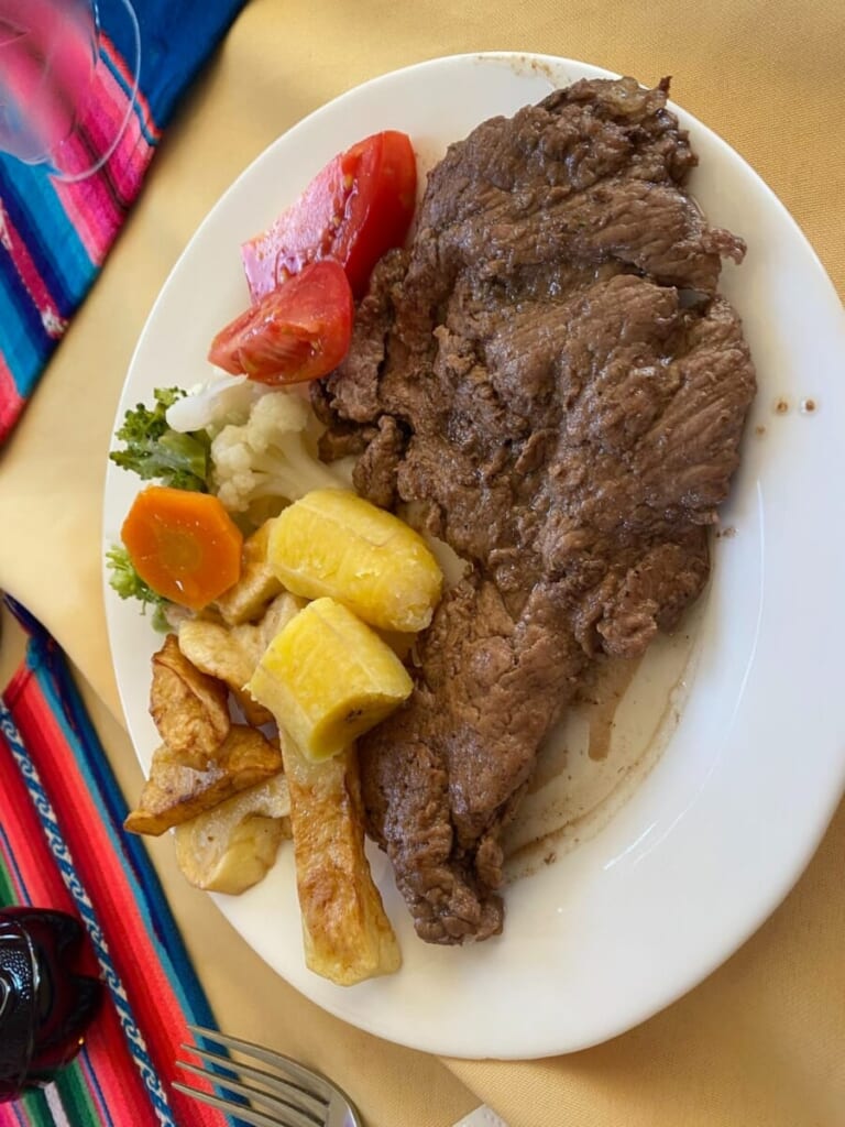 ティワナクで食べた昼食の肉料理