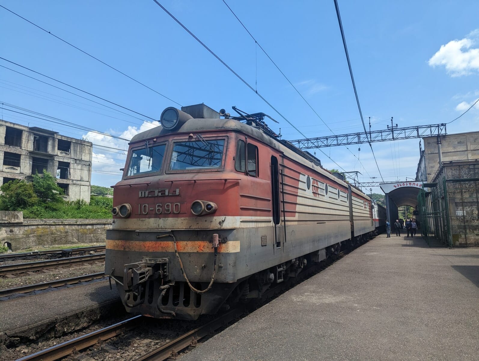 途中の停車駅ゼスタポニに停まる赤い車体のジョージア鉄道